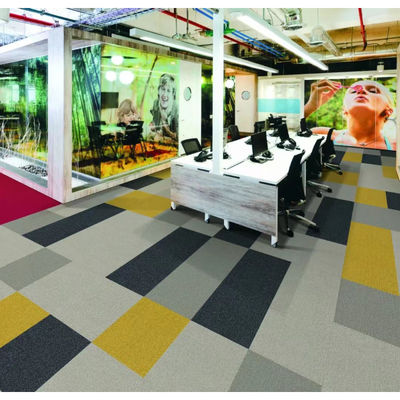 Solução de piso de escritório com padrão de quebra-cabeça e azulejos de carpete de nylon de baixa altura de pilha