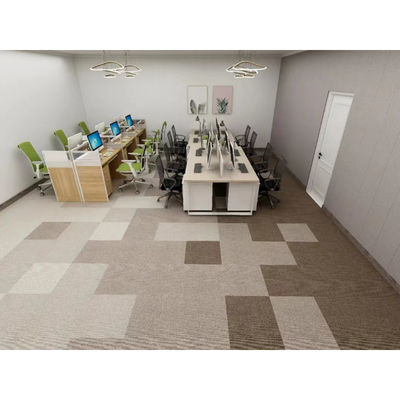 Solução de piso de escritório com padrão de quebra-cabeça e azulejos de carpete de nylon de baixa altura de pilha