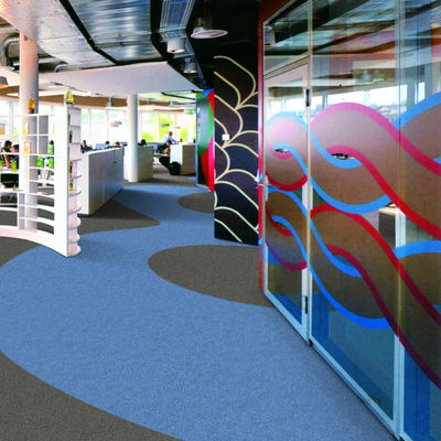 Solução de piso de escritório com padrão de quebra-cabeça e azulejos de carpete de nylon de baixa altura de pilha