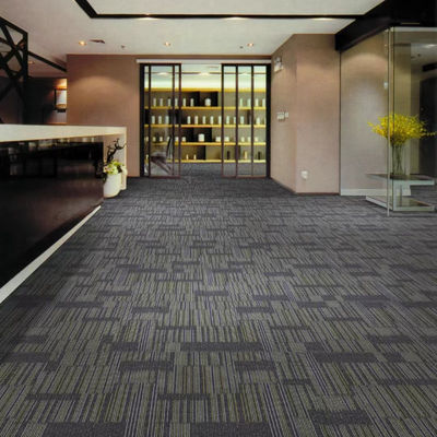 Padrão de puzzle de estilo simples azulejos de tapete removíveis de luxo 50x50 para escritório modular