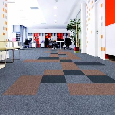 Moderno estilo 50x50 PE quadrado azulejos de carpete de escritório de apoio para escritórios comerciais ocupados