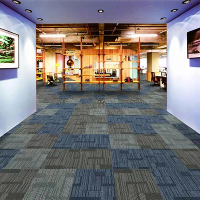 550 ± 5% azulejos de alfombra de nylon de laço nivelado tufted para escritórios e escolas comerciais modernos