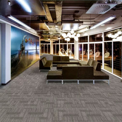550 ± 5% azulejos de alfombra de nylon de laço nivelado tufted para escritórios e escolas comerciais modernos