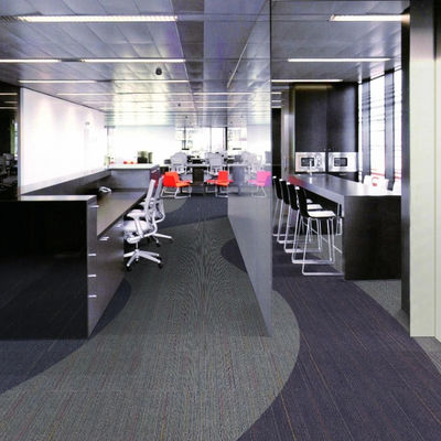 Chapas de carpete de nylon quadradas PE 50x50 para escritório comercial em design modular